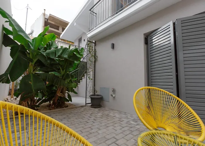 Groundfloor 2Br Apt With Smallyard Near The Heart Of Kalamata