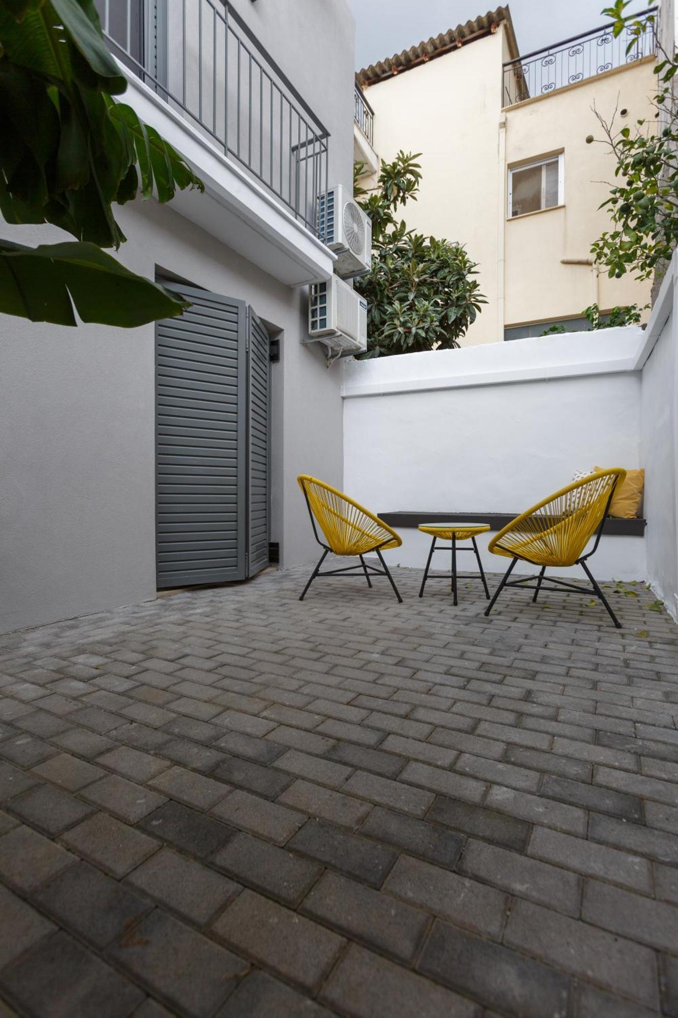 Groundfloor 2br With Smallyard Near The Heart Of Apartment Kalamata